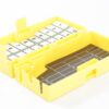 Contenitore per lo smaltimento sicuro di aghi e lame con 1 lato in foam ed 1 lato dotato di magnete, con sistema rimozione lame, cod.IMS263C