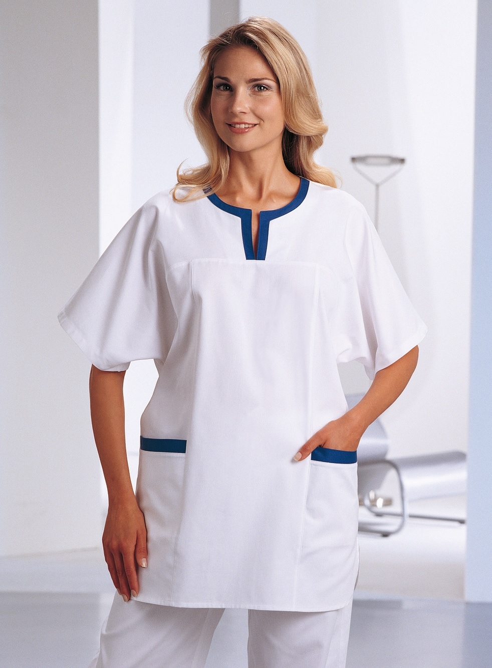 Casacca donna manica corta bianca con profili in colore contrastante modello Matrix